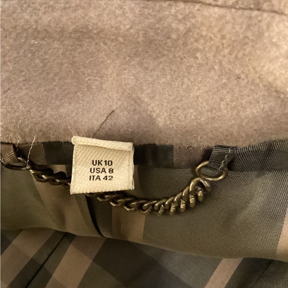 Burberry London Virgin Wool Coat
• Brown
• Pointed Collar
• Flap - Picture 9 of 12